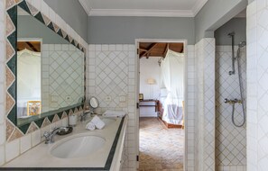 Air conditioning, king size bed, HD-TV, Dish network, ceiling fan. En-suite bathroom with shower. Private terrace. Ocean view.