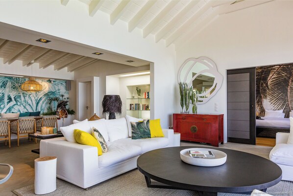 Air conditioning, sofas, ceiling fan. Widely opened onto the terrace. Ocean View.