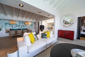 Air conditioning, sofas, ceiling fan. Widely opened onto the terrace. Ocean View.