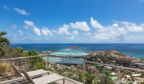 Located on a lower floor. King size bed, air conditioning, HD-TV with DVD player, USB and HDMI, safe. Ensuite bathroom with rain shower, sink, hair dryer, towels and beach towels. Private terrace and ocean view. 