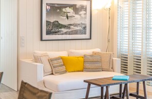Air conditioning, ceiling fan, HD-TV, DVD player, Apple TV. Opens onto the terrace. Ocean view.