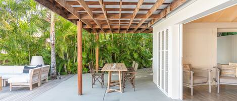 Fully equipped. Electric oven, gas stove, microwave, refrigerator, mixer, centrifuge, freezer, dishwasher, Nespresso machine, blender, kettle, toaster, breakfast bar. Indoor dining table for 8 guests, and outdoor table on the terrace.