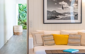 Air conditioning, ceiling fan, HD-TV, DVD player, Apple TV. Opens onto the terrace. Ocean view.