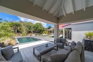 Nice outdoor lounge area, and dining table. 