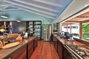 Fully equipped with bar for eight people, gas stove and La Canche oven, ceiling fan, wine cellar, fridge and freezer, ice maker, microwave, dishwasher, toaster, filter coffee maker and Nespresso machine, mixer, electric fruit press. Outside large wooden d