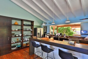 Fully equipped with bar for eight people, gas stove and La Canche oven, ceiling fan, wine cellar, fridge and freezer, ice maker, microwave, dishwasher, toaster, filter coffee maker and Nespresso machine, mixer, electric fruit press. Outside large wooden d