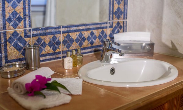 Lit king size, climatisation, coffre-fort, dressing, WIFI. Salle de bains attenante avec douche pluie et pomme de douche régulière, deux lavabos, sèche-cheveux, serviettes et serviettes de plage.