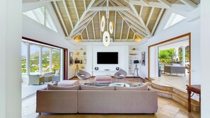 Air conditioning, ceiling fan, HD-TV with American satellite.