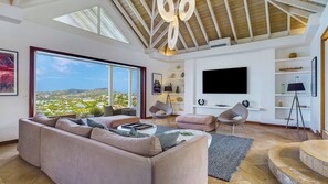Air conditioning, ceiling fan, HD-TV with American satellite.