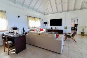 HD-TV avec Canal Satellite, Dish Network, lecteur DVD Blu-Ray, système de son Bose, téléphone. Séjour extérieur sur la terrasse couverte.
