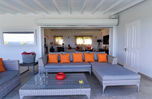 HD-TV avec Canal Satellite, Dish Network, lecteur DVD Blu-Ray, système de son Bose, téléphone. Séjour extérieur sur la terrasse couverte.
