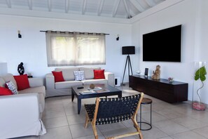 HD-TV avec Canal Satellite, Dish Network, lecteur DVD Blu-Ray, systÚme de son Bose, téléphone. Séjour extérieur sur la terrasse couverte.