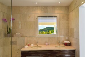 King size bed, air conditioning, HD-TV, Apple TV, dressing room, programmable safe. Adjoining bathroom with shower, double basin, hair dryer, towels and beach towels. The bedroom opens onto the terrace and the pool. 