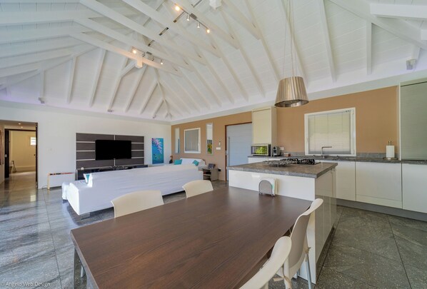 Fully equipped. Electric oven, gas stove, microwave, refrigerator, mixer, centrifuge, freezer, dishwasher, Nespresso machine, blender, kettle, toaster, breakfast bar. Dining table for 6 people. Outdoor dining table on the terrace under a gazebo. 
