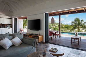 Located on the main level. Air conditioning, ceiling fan, HD-TV with American satellite, WIFI. 