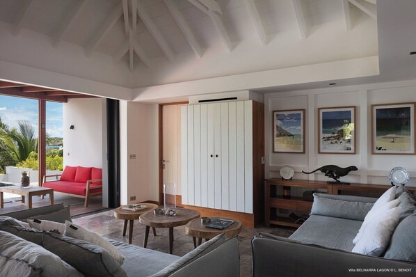 Located on the main level. Air conditioning, ceiling fan, HD-TV with American satellite, WIFI.