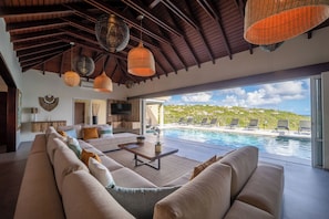 Air conditioning, ceiling fans, HD-TV, Dish network, Canal Satellite and DVD player. Ocean view.