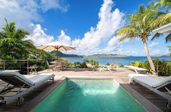 Nice pool facing the view, terrace with deck chairs. Gas barbecue.