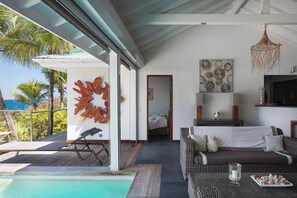 HD-TV with Satellite Channel, bluetooth speaker, telephone, fan. An inside dining room with wooden table for 6 people. Outdoor dining table on the terrace, or at the gazebo, for 4 people. 