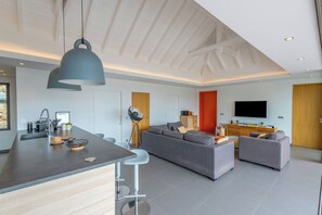 Air-conditioning, HD-TV, Dish Network, iPod base, telephone, WIFI.