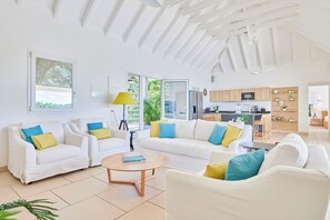 HD-TV avec satellite américain et Apple TV, grands canapés, ventilateurs.