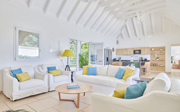 HD-TV with American satellite and Apple TV, sofas, ceiling fan. Ocean View.