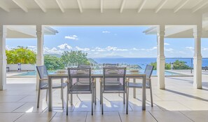 Fully equipped, gas cooker, blender, microwave, dishwasher, Nespresso coffee machine, ice machine, citrus juicer, toaster. Outdoor dining table for 6 guests. 