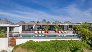 Heated 3 x 15 m pool. Sunny terrace, sun loungers, lounge areas on the expansive terrace. 