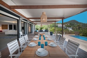 Fully equipped. Gas stove, oven, fridge, freezer with ice maker, fan, microwave, mixer, dishwasher, Nespresso coffee machine. Breakfast bar with 4 high chairs. Interior dining table for eight people. Outdoor dining table on the terrace. Ocean view.