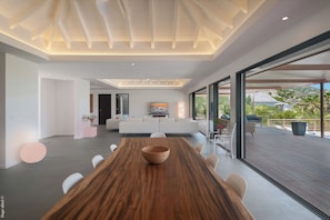 Fully equipped. Gas stove, oven, fridge, freezer with ice maker, fan, microwave, mixer, dishwasher, Nespresso coffee machine. Breakfast bar with 4 high chairs. Interior dining table for eight people. Outdoor dining table on the terrace. Ocean view.