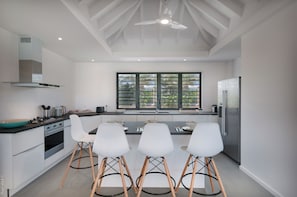Fully equipped. Gas stove, oven, fridge, freezer with ice maker, fan, microwave, mixer, dishwasher, Nespresso coffee machine. Breakfast bar with 4 high chairs. Interior dining table for eight people. Outdoor dining table on the terrace. Ocean view.