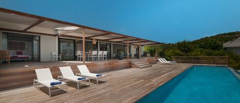 Heated 3 x 15 m pool. Sunny terrace, sun loungers, lounge areas on the expansive terrace. 