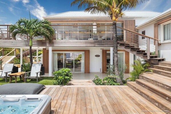 Spectacular views of the lush tropical environment, the ocean and the hills.