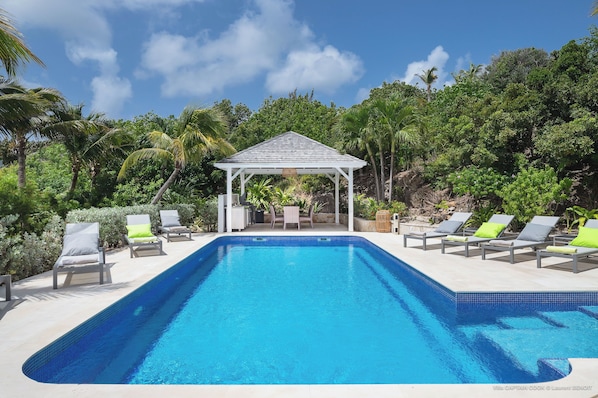 Located on the lower level. Heated pool, spacious patio with seven sun loungers. Outdoor dining table for eight.