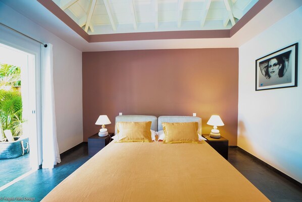 King size bed, air conditioning, HD-TV, Apple TV, safe. Ensuite bathroom (shared with bedroom 3) with Italian shower, double sink, bathrobes, bath and beach towels and hair dryer.
