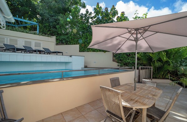 Air conditioned living room opening onto the terrace, HD-TV, Apple TV, ceiling fan. Indoor and outdoor dining tavkes for 6 guests.