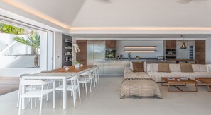 Salon ouvert sur la salle à manger, la cuisine et la terrasse, ventilateur au plafond, HD-TV, Dish Network, canal satellite, Apple TV, Bose Bluetooth system, telephone, WIFI. Table de billiard uniquement pour adultes. 