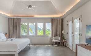 Au niveau principal. Vue mer. Lit king size, climatisation, ventilateur, HD-TV, dressing, salle de bains attenante, accès à la terrasse. 
