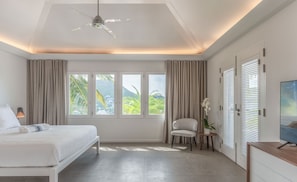 Au niveau principal. Vue mer. Lit king size, climatisation, ventilateur, HD-TV, dressing, salle de bains attenante, accès à la terrasse.