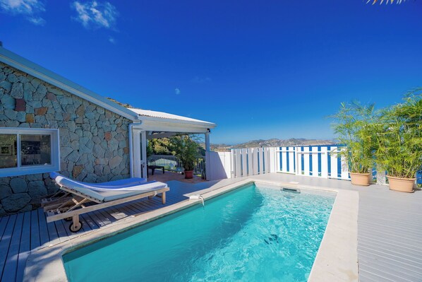 Beautiful terrace and pool. Barbecue.