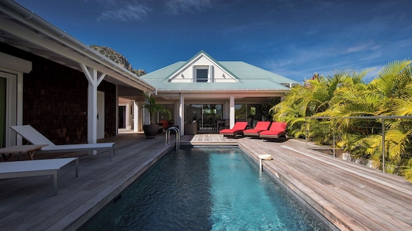 Terrace around the pool 2.5 x 6.5 m, deckchairs, covered terrace with sofas. Gas barbecue.