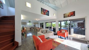 Air conditioning, HD-TV with Orange TV channels (including CNN), Blu-Ray DVD player, iPod Bose Dock, WIFI.Dining area with a rectangular table for six people. A second table is on the covered terrace.