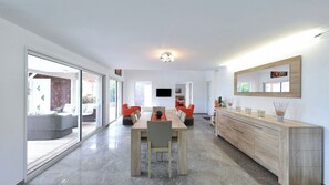 Air conditioning, HD-TV with Orange TV channels (including CNN), Blu-Ray DVD player, iPod Bose Dock, WIFI.Dining area with a rectangular table for six people. A second table is on the covered terrace. 