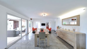 Air conditioning, HD-TV with Orange TV channels (including CNN), Blu-Ray DVD player, iPod Bose Dock, WIFI.Dining area with a rectangular table for six people. A second table is on the covered terrace.