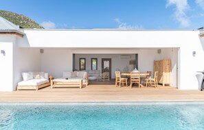 Heated pool, expansive terrace with sun loungers, deck chairs. Breathtaking views over the bay. Bar counter with stools on the terrace.
