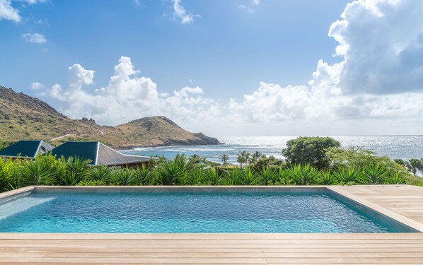 Heated pool, expansive terrace with sun loungers, deck chairs. Breathtaking views over the bay. Bar counter with stools on the terrace. 