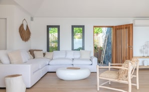 Air-conditioning, ceiling fan, HD-TV, Canal Satellite, Apple TV. Outdoor lounge area on the covered terrace.