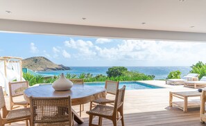 Modern and fully equipped kitchen, breakfast bar with 3 stools, air-conditioning, ceiling fan, gas stove, oven, microwave, blender, coffee maker, fridge, freezer, ice maker, juicer, Nespresso coffee machine, toaster. Outside dining table on the covered te