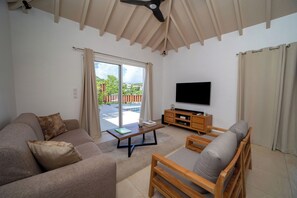 Climatisation, ventilateur au plafond, HD-TV avec Canal Satellite, Apple TV, téléphone, WIFI. 