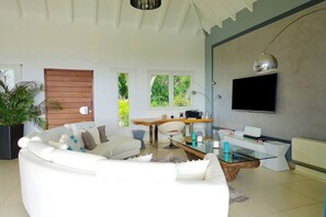 Air conditioning, ceiling fan, HD-TV with Dish Network, DVD player, WIFI, iPod dock.